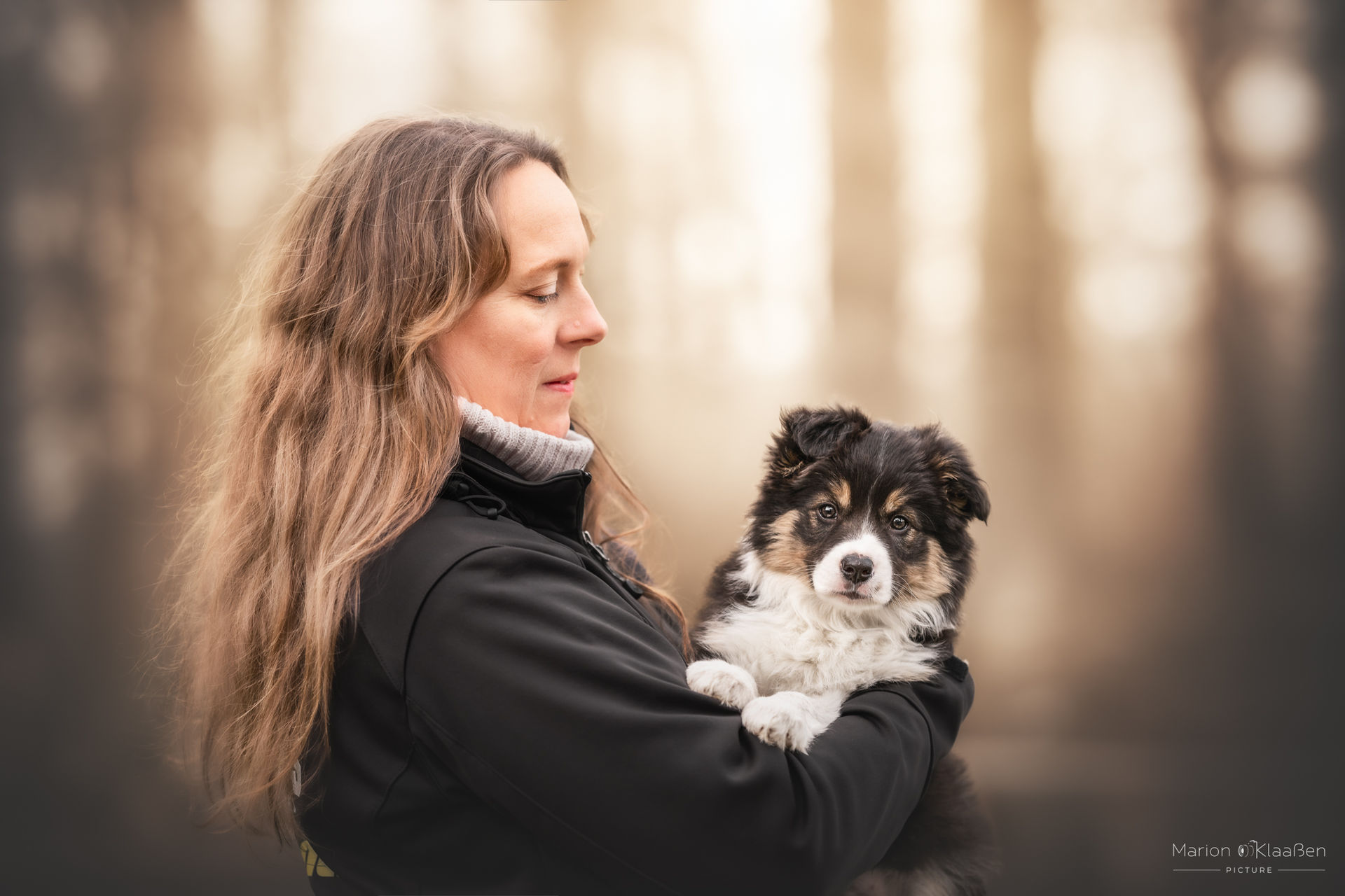 Bild von der Hundetrainerin Mareike Weißmit ihrem Border Collie Welpen auf dem Arm