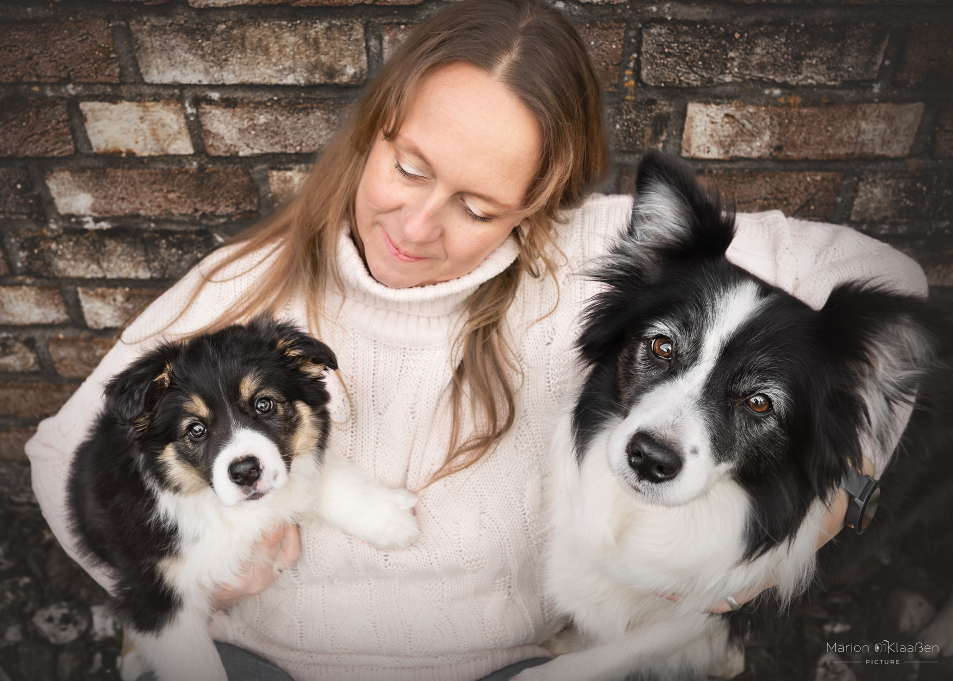 Bild von der Hundetrainerin Mareike Weißmit ihrem Border Collie Welpen auf dem Arm